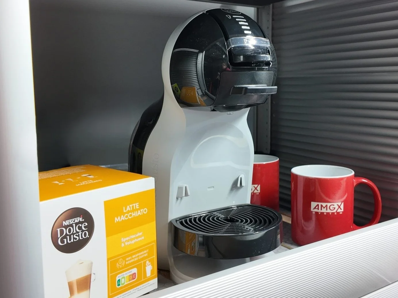 Kompaktowy automatyczny ekspres do kawy na kapsułki NESCAFÉ® Dolce Gusto®